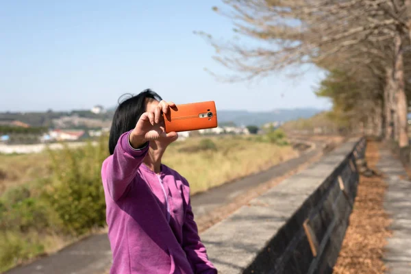成熟したアジアの女性が selfie を取る — ストック写真