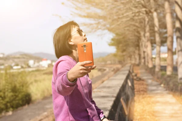 Reife asiatische Frau nehmen Selfie — Stockfoto
