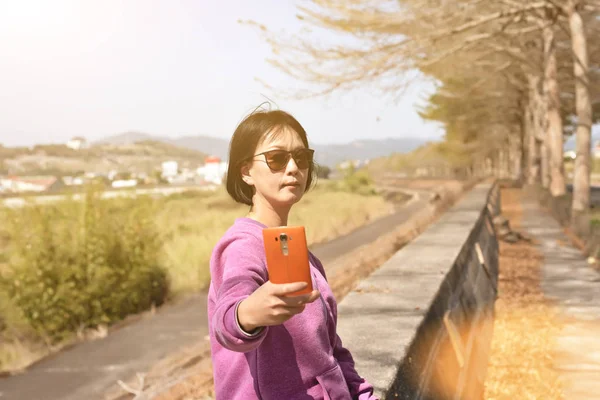 成熟したアジアの女性が selfie を取る — ストック写真