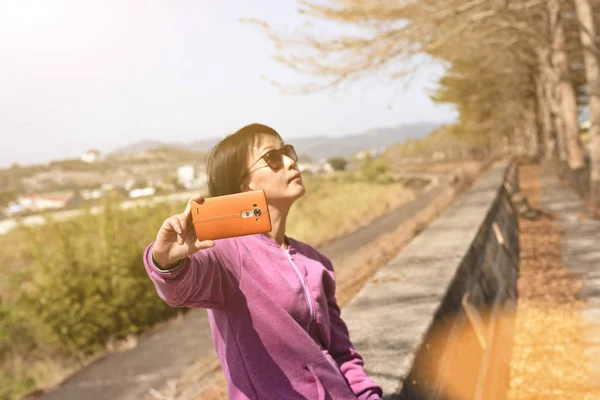 Reife asiatische Frau nehmen Selfie — Stockfoto