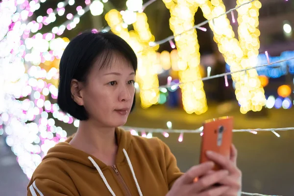 Mujer tomar selfie en la noche — Foto de Stock