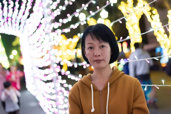 Mujer asiática cara en la noche —  Fotos de Stock
