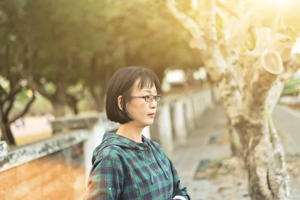 Portret van Aziatische volwassen vrouw — Stockfoto