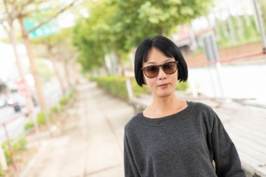 Gözlüklü modern Asya Güzeli