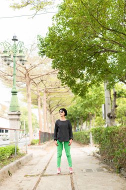 Gözlüklü modern Asya Güzeli