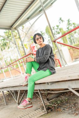 Gözlüklü modern Asya Güzeli