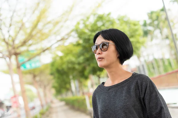 Beleza asiática moderna com óculos — Fotografia de Stock