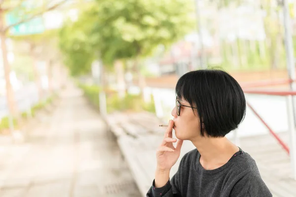 Moderno asiático belleza fumar —  Fotos de Stock