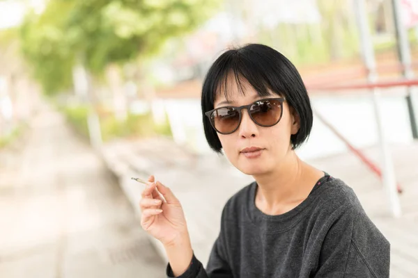 Modern Asian beauty smoking — Stock Photo, Image