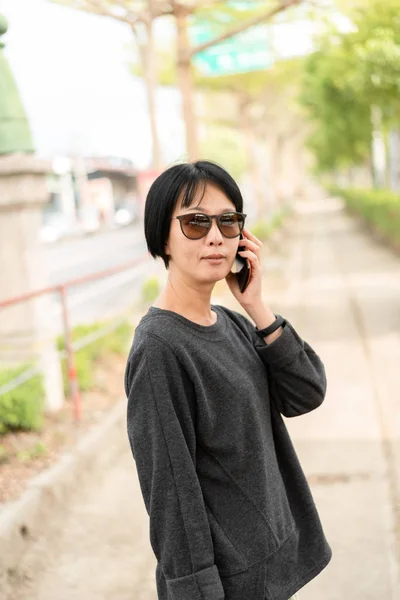 Azjatyckie kobiety rozmowy na telefon komórkowy — Zdjęcie stockowe