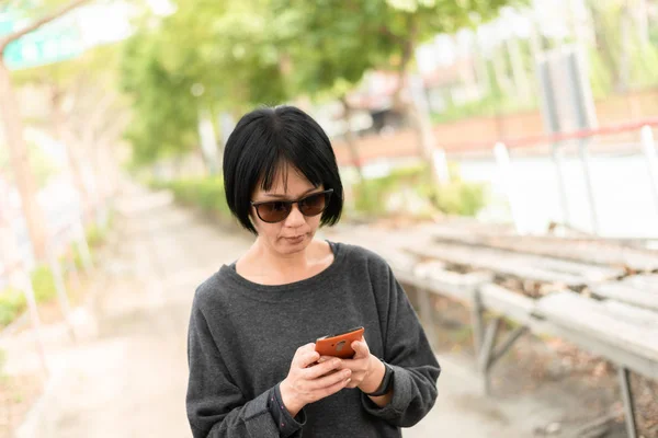 Azjatyckie kobiety za pomocą telefonów komórkowych — Zdjęcie stockowe