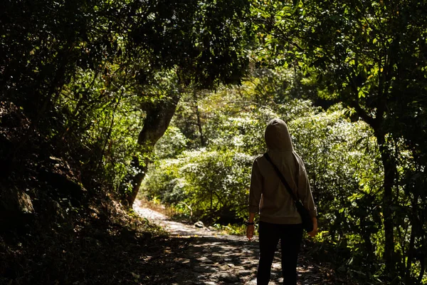 Mulher asiática caminhadas ao ar livre — Fotografia de Stock