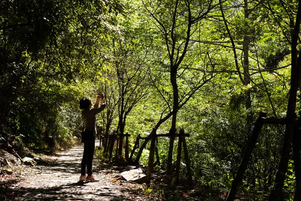 Mujer tomar una foto al aire libre — Foto de Stock