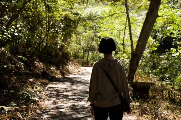 Mulher asiática caminhadas ao ar livre — Fotografia de Stock