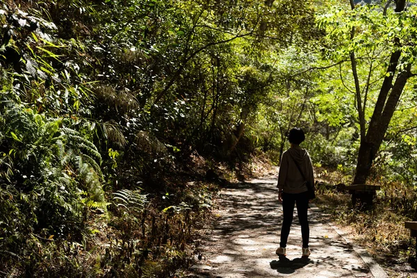 Mujer asiática senderismo al aire libre — Foto de Stock