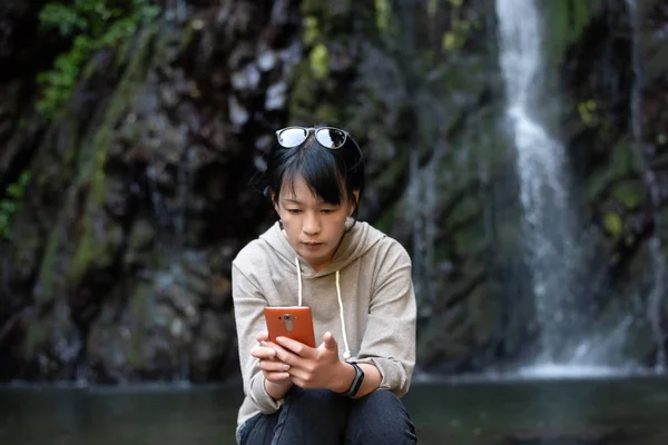 Mulher asiática usando telefone celular — Fotografia de Stock
