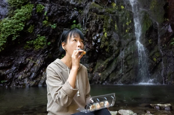 亚洲妇女吃寿司 — 图库照片