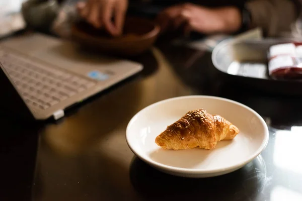 Lanches da tarde de croissant — Fotografia de Stock