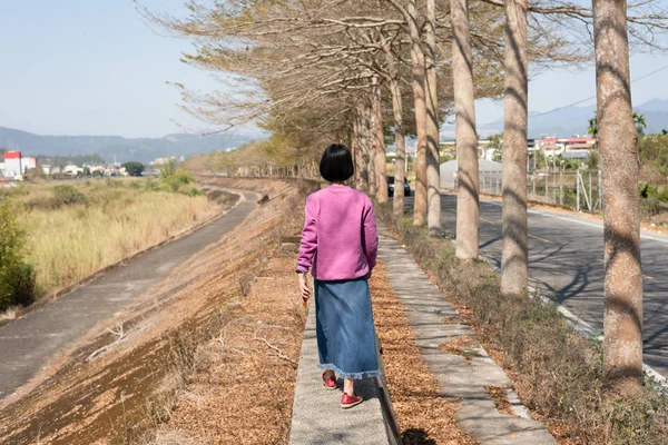 ツリーの下でアジアの女性の散歩 — ストック写真