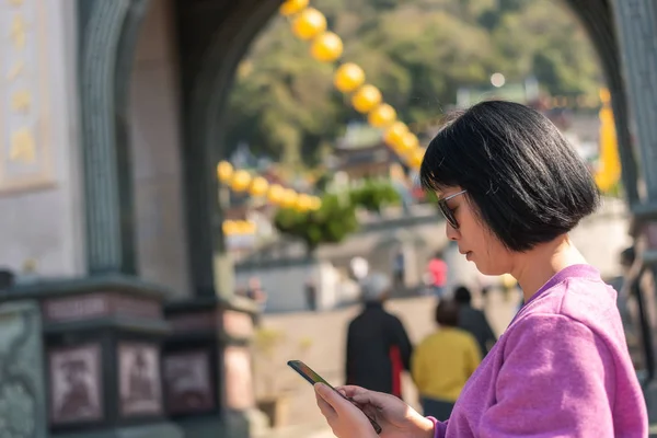 Kvinna med hjälp av mobiltelefon — Stockfoto