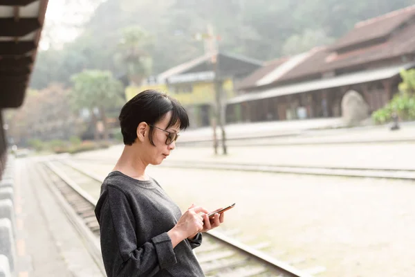 Asiático belleza usando un inteligente teléfono — Foto de Stock