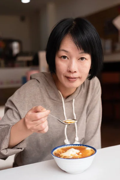 Mujer asiática comer pudín de tofu — Foto de Stock