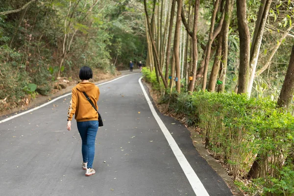 Mulher asiática andar em um caminho — Fotografia de Stock