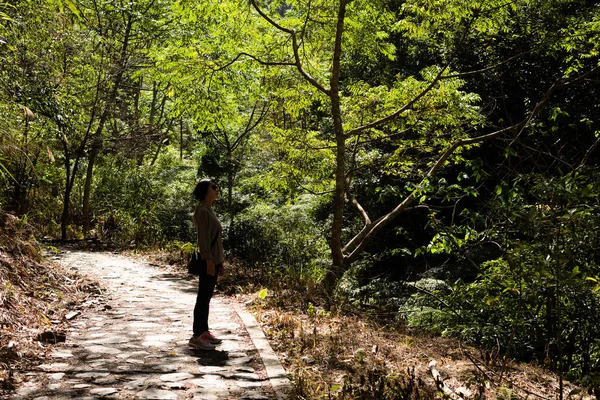 Mujer asiática senderismo al aire libre — Foto de Stock