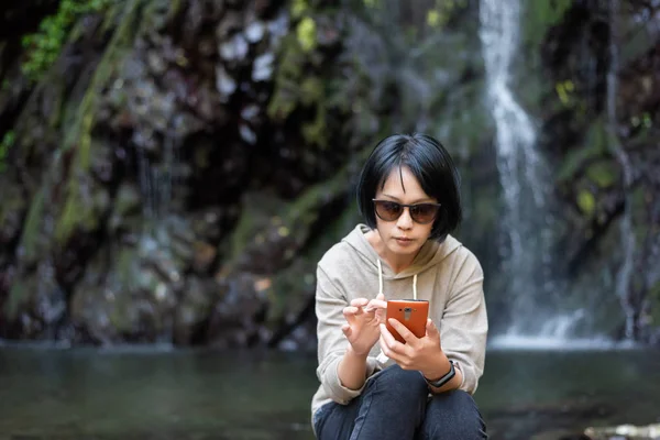 Asijská žena pomocí mobilního telefonu — Stock fotografie