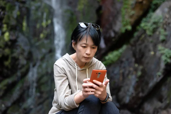 Asijská žena pomocí mobilního telefonu — Stock fotografie