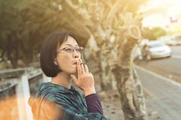 亚洲成熟妇女吸烟 — 图库照片