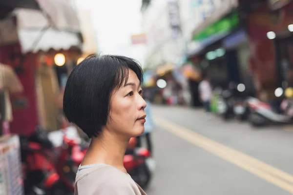 Reife asiatische Frau warten und sehen — Stockfoto