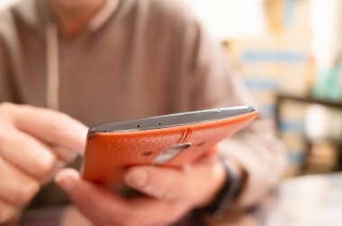 bir akıllı telefon kullanan kadın