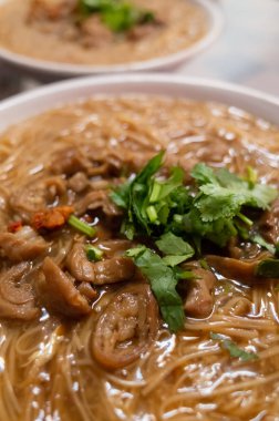 domuz eti bağırsak ile ince erişte