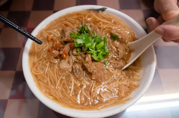 Tagliatelle sottili con intestino di maiale — Foto Stock