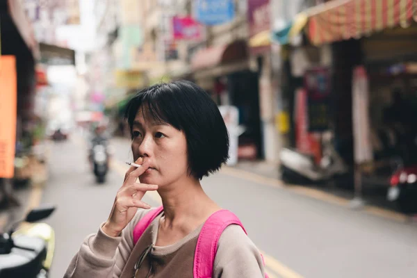 Viajando mujer madura fumar — Foto de Stock