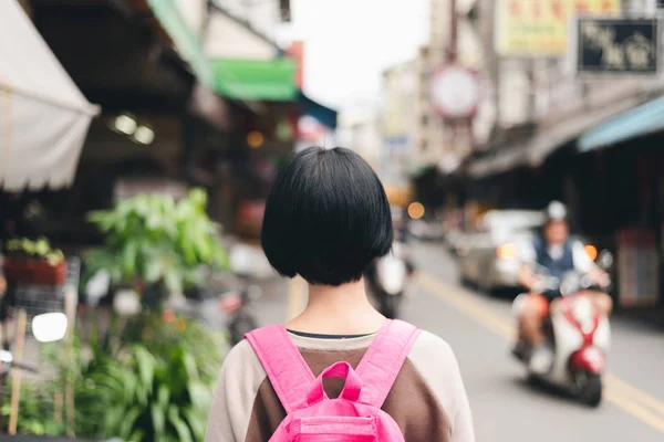 Donna viaggiante nel mercato tradizionale — Foto Stock