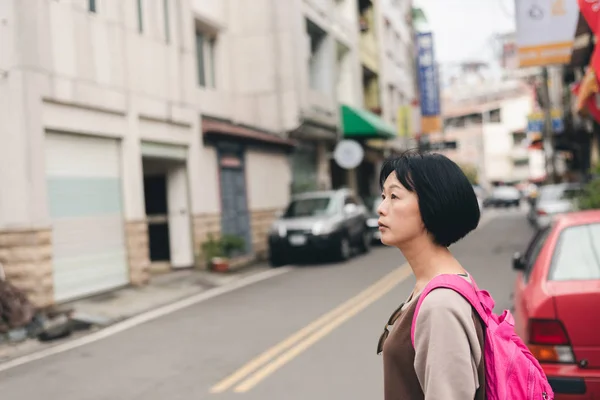 Camminare asiatico viaggiare donna — Foto Stock