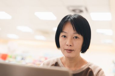 bir kahve dükkanında çalışan kadın