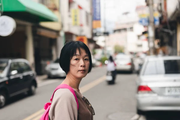 Camminare asiatico viaggiare donna — Foto Stock