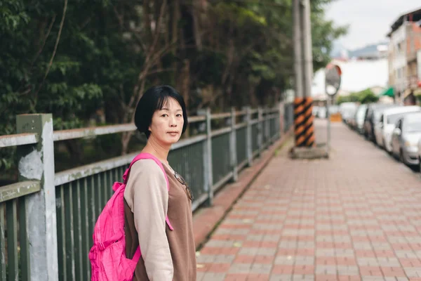 Περπάτημα διακινούμενη γυναίκα της Ασίας — Φωτογραφία Αρχείου