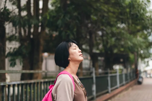 Mujer viajera cerrar los ojos y sentirse libre — Foto de Stock