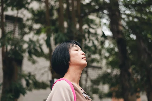Mujer viajera cerrar los ojos y sentirse libre — Foto de Stock