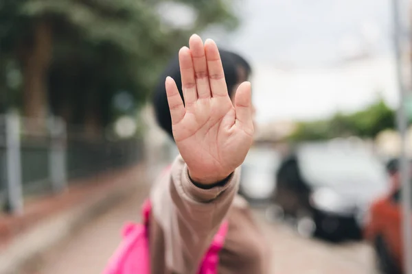 Mujer darle una señal de stop — Foto de Stock