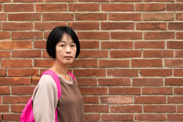 Asijské žena cestující s taškou — Stock fotografie