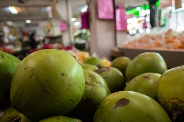 Fruta de coco empilhada no mercado — Fotografia de Stock