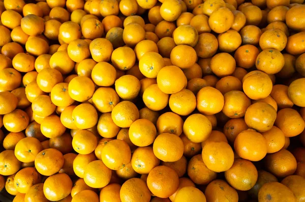 Orange fruit stacked on the marketplace — Stock Photo, Image