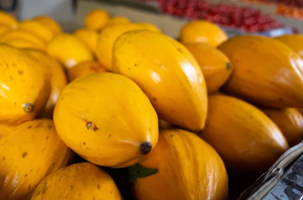 Желтый тропический фрукт из канистры — стоковое фото