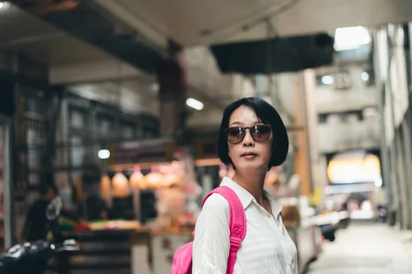 Donna asiatica a piedi nel mercato tradizionale — Foto Stock