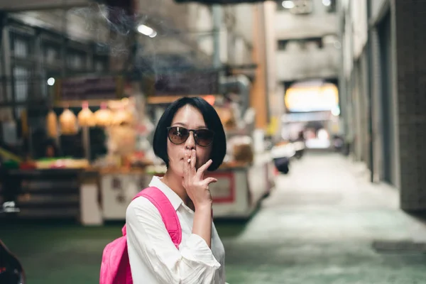 Mulher asiática viajando e fumando — Fotografia de Stock